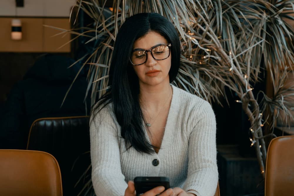 10 Signs She Doesn’t Like You and What You Can Do